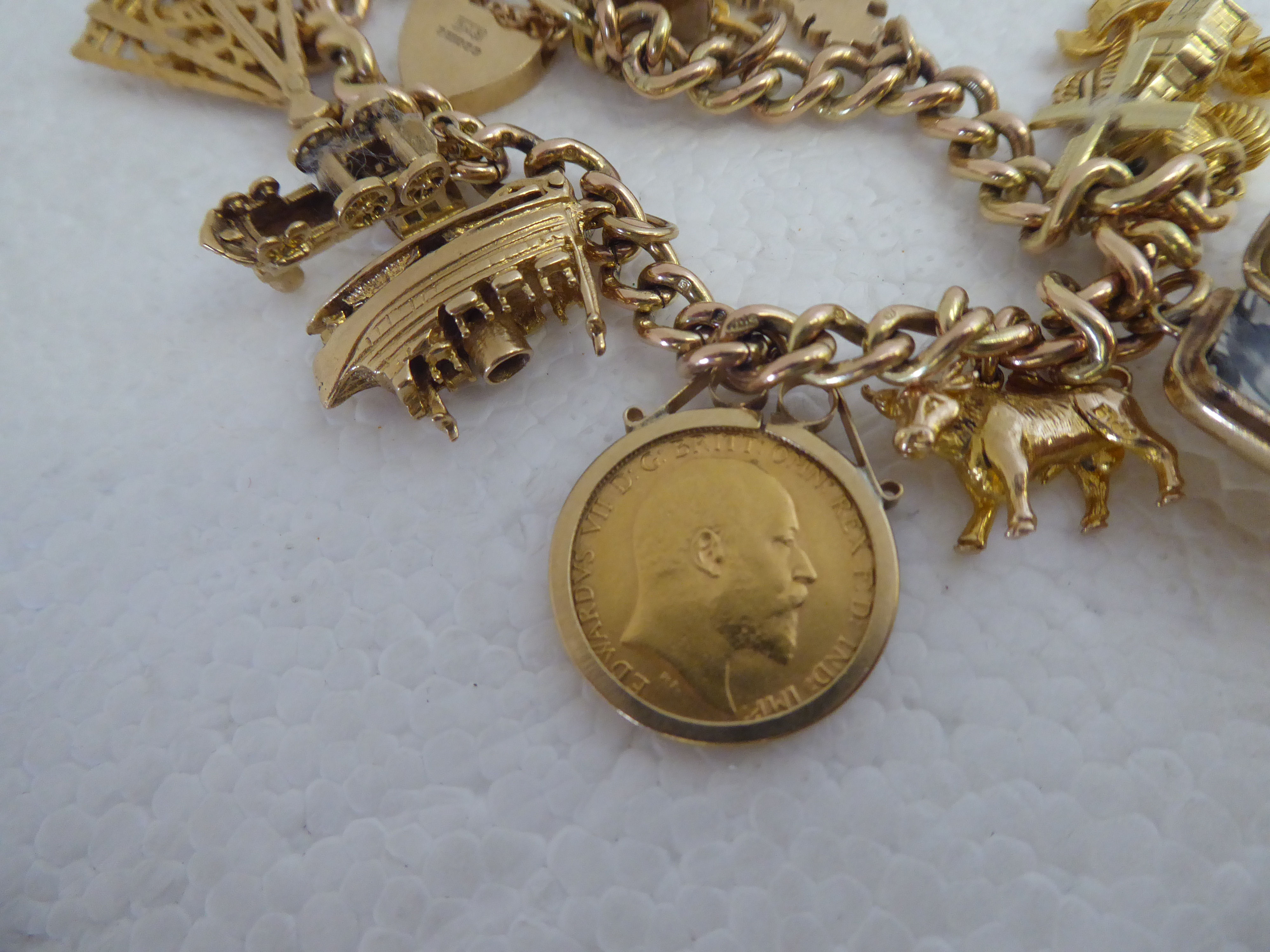 A 9ct gold bracelet with eleven 9ct gold and yellow metal charms; and an Edward VII half- - Image 4 of 4