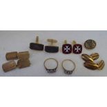 Items of personal ornament: to include a pair of 9ct gold oval tablet and chain cufflinks