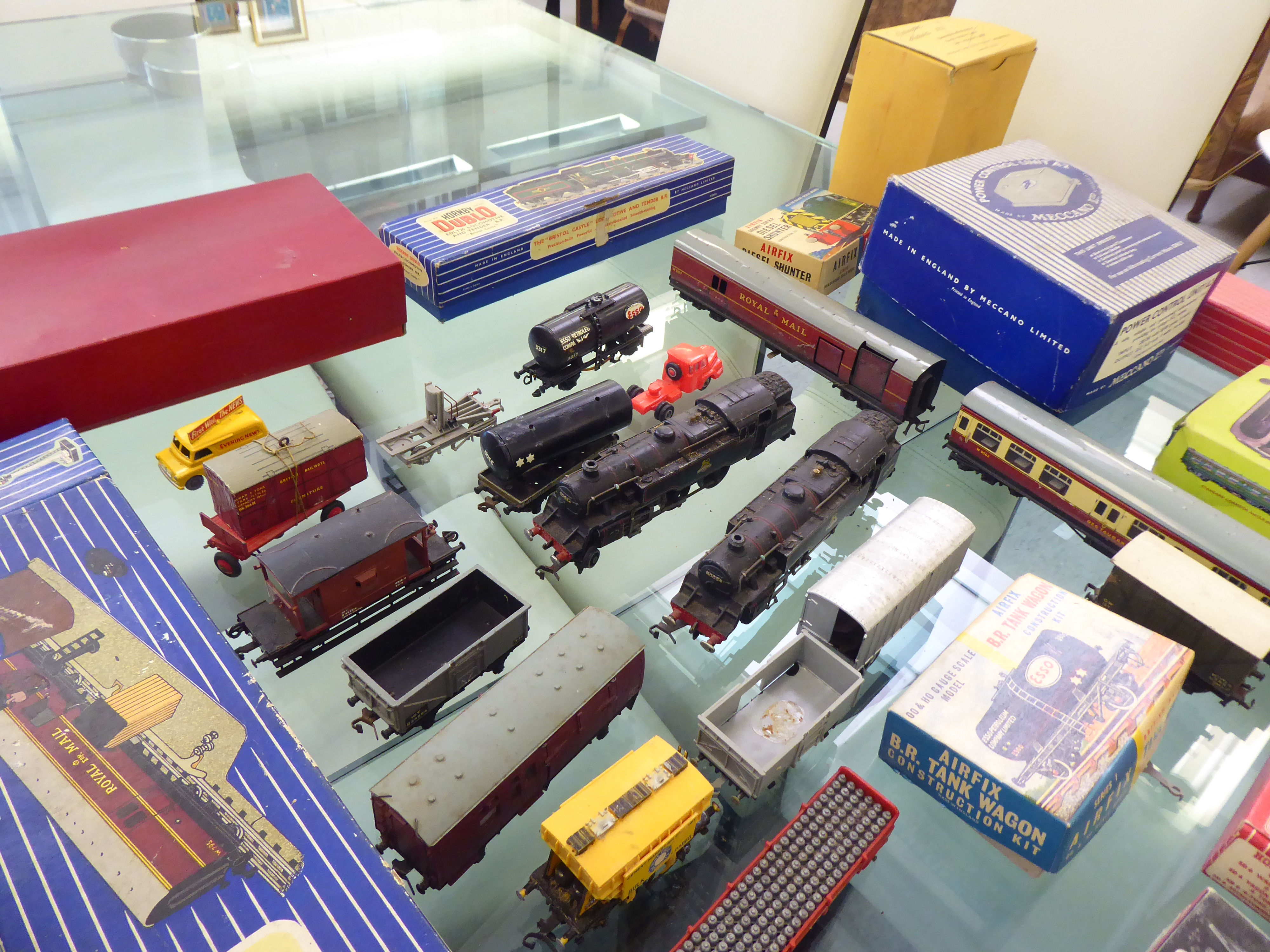 Mainly Hornby Dublo trains, wagons, track and accessories, some boxed; and similar contemporary - Image 2 of 6
