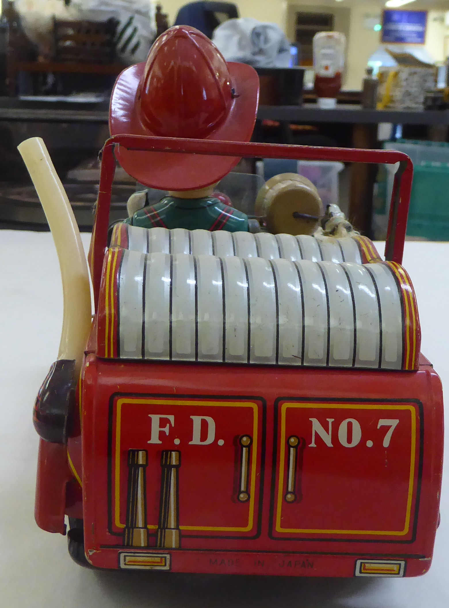 A 1960s Japanese battery powered tinplate model fire engine - Image 3 of 5