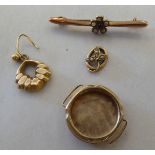 Gold coloured metal items: to include a bar brooch