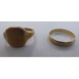 Two 9ct gold ring: to include a signet