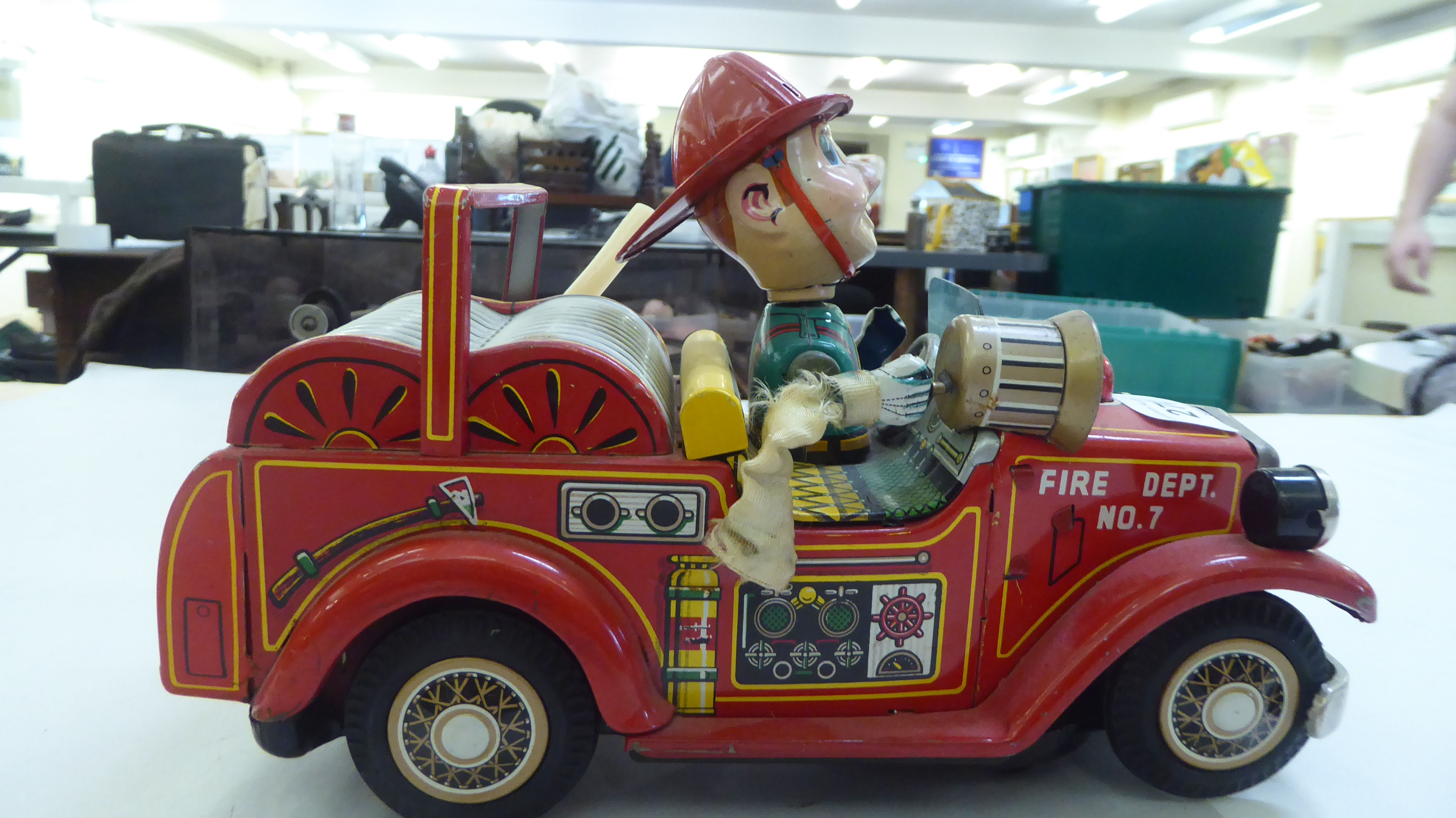 A 1960s Japanese battery powered tinplate model fire engine - Image 4 of 5