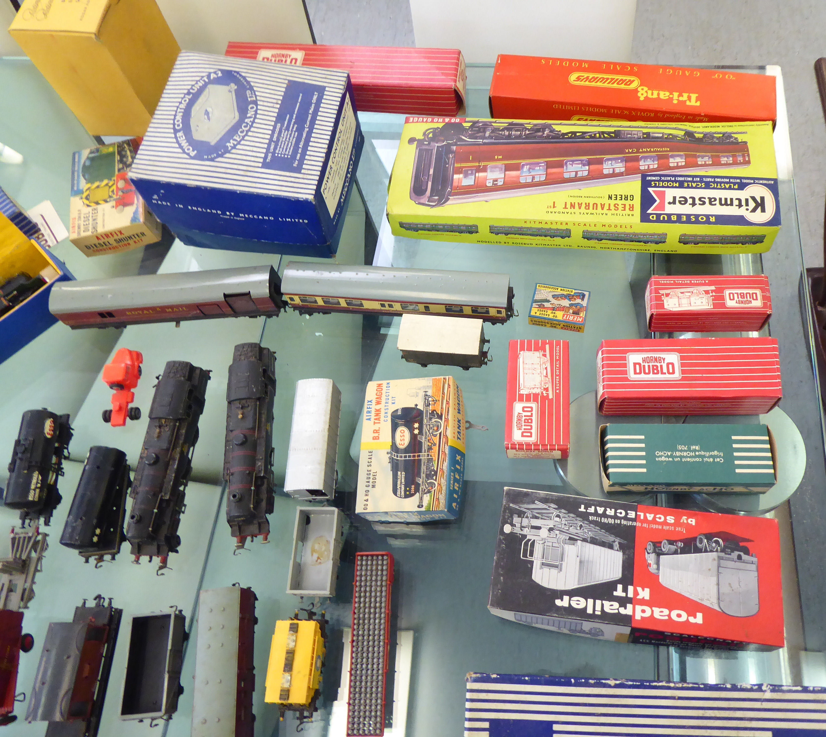 Mainly Hornby Dublo trains, wagons, track and accessories, some boxed; and similar contemporary - Image 4 of 6