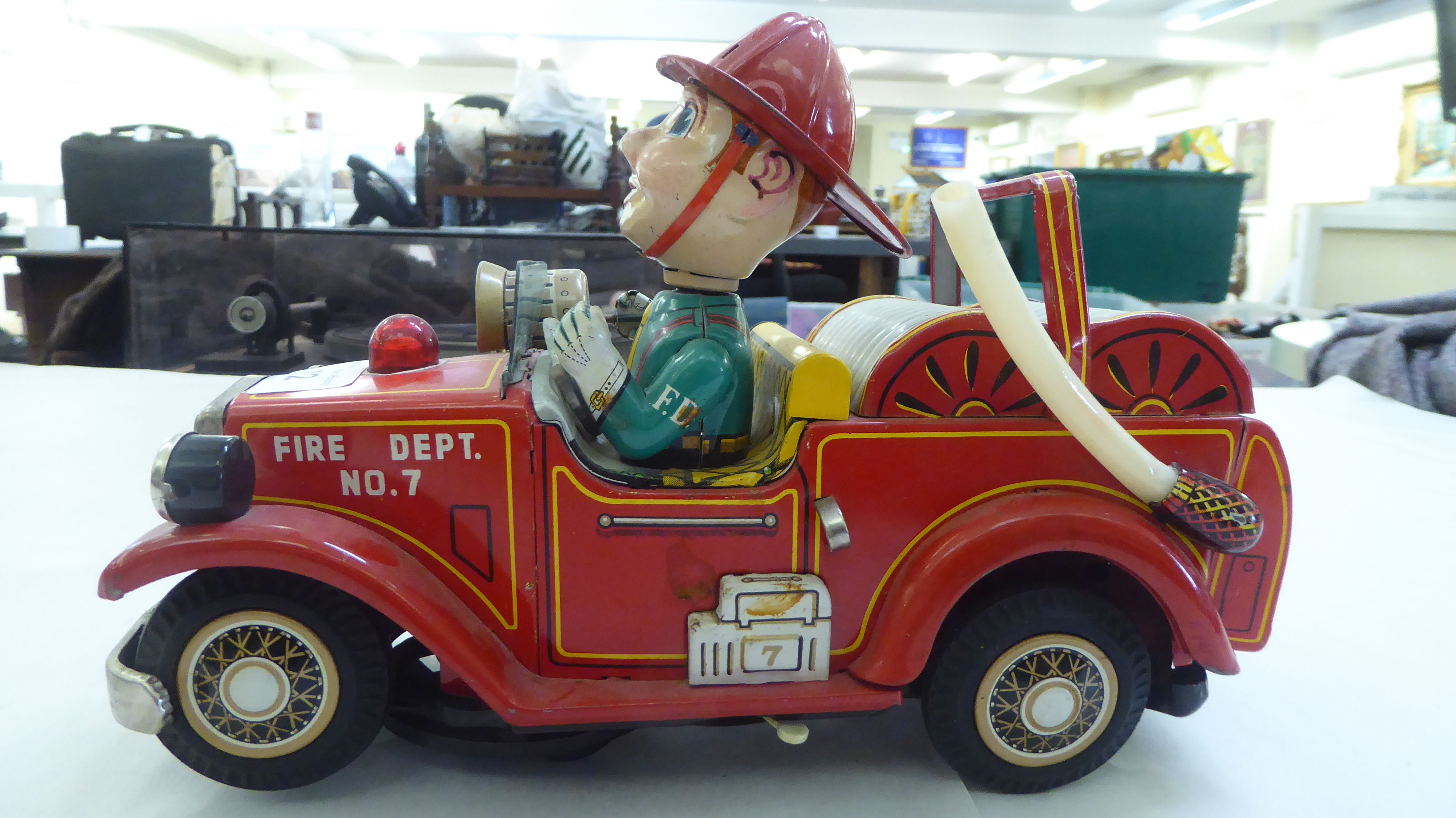A 1960s Japanese battery powered tinplate model fire engine - Image 2 of 5