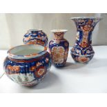 Four items of Japanese Imari porcelain: to include a vase  10"h