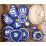 Wedgwood collectables: to include a tureen  8"dia; and British Royalty themed trinket boxes