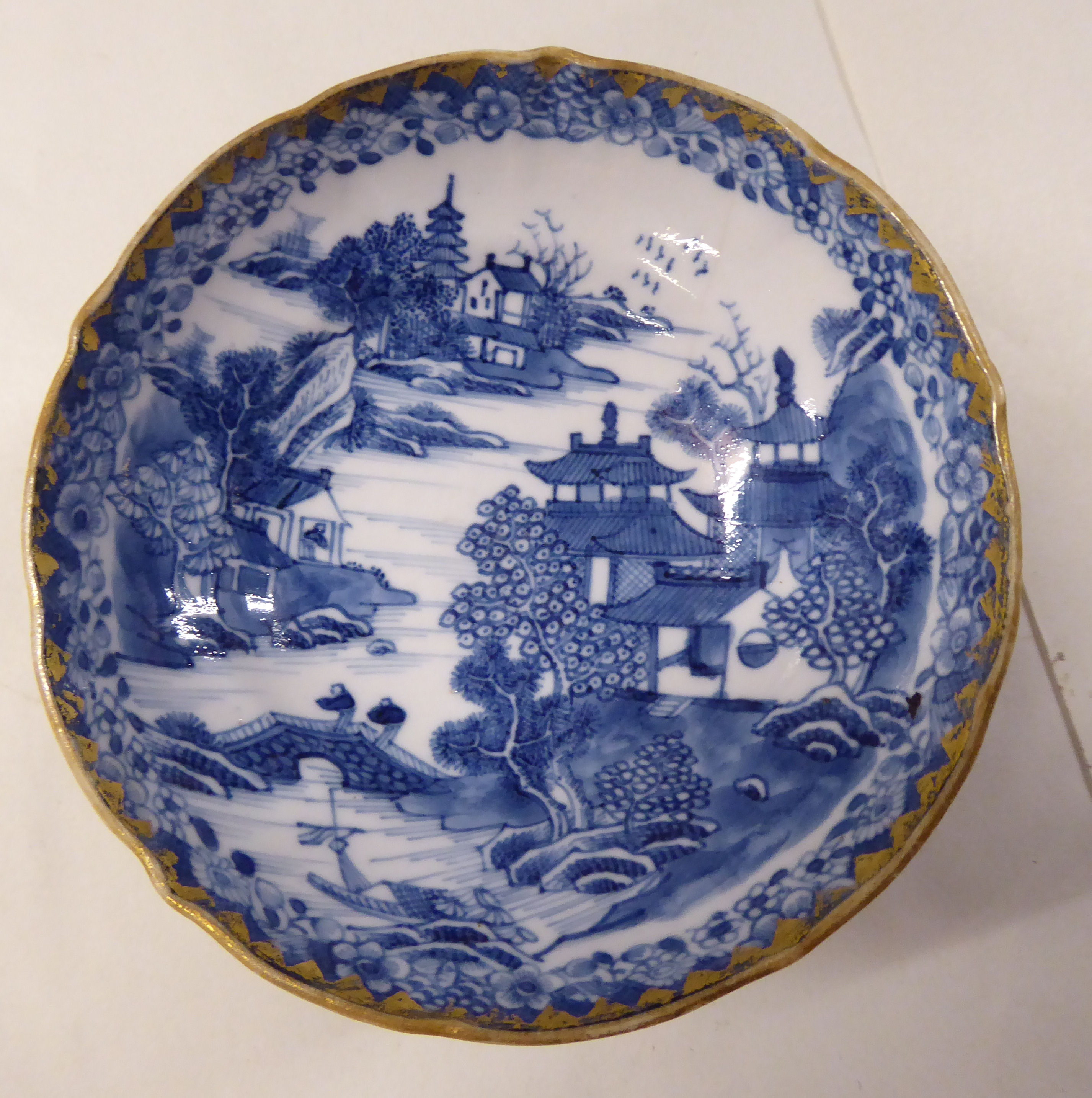 18th & 19thC Chinese porcelain collectables: to include a dish, decorated with flora and insects - Image 7 of 10