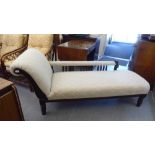 An early 20thC mahogany showwood framed chaise longue, upholstered in foliate patterned off white