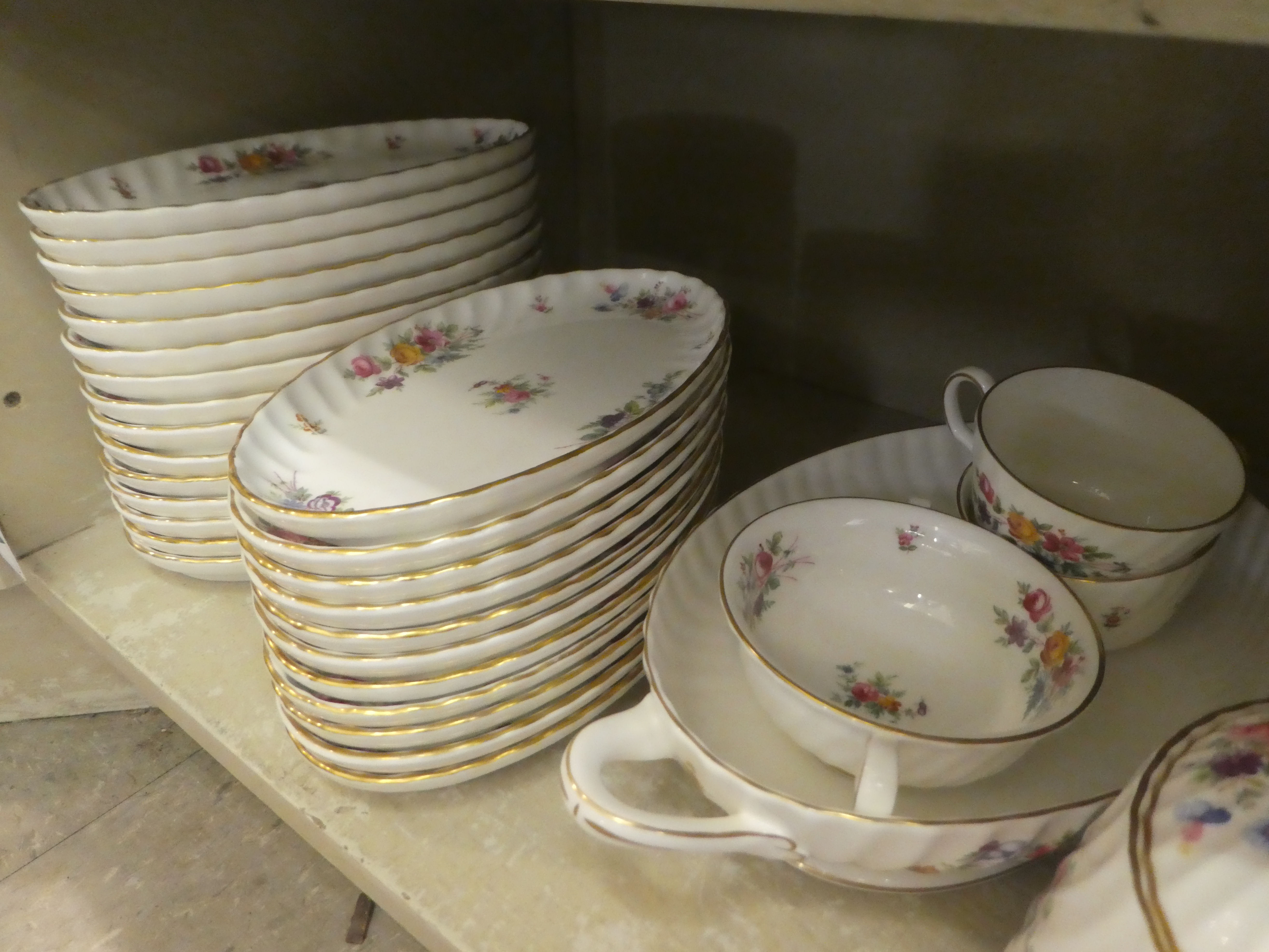 A Minton china Marlow pattern tea/dinner service - Image 6 of 9