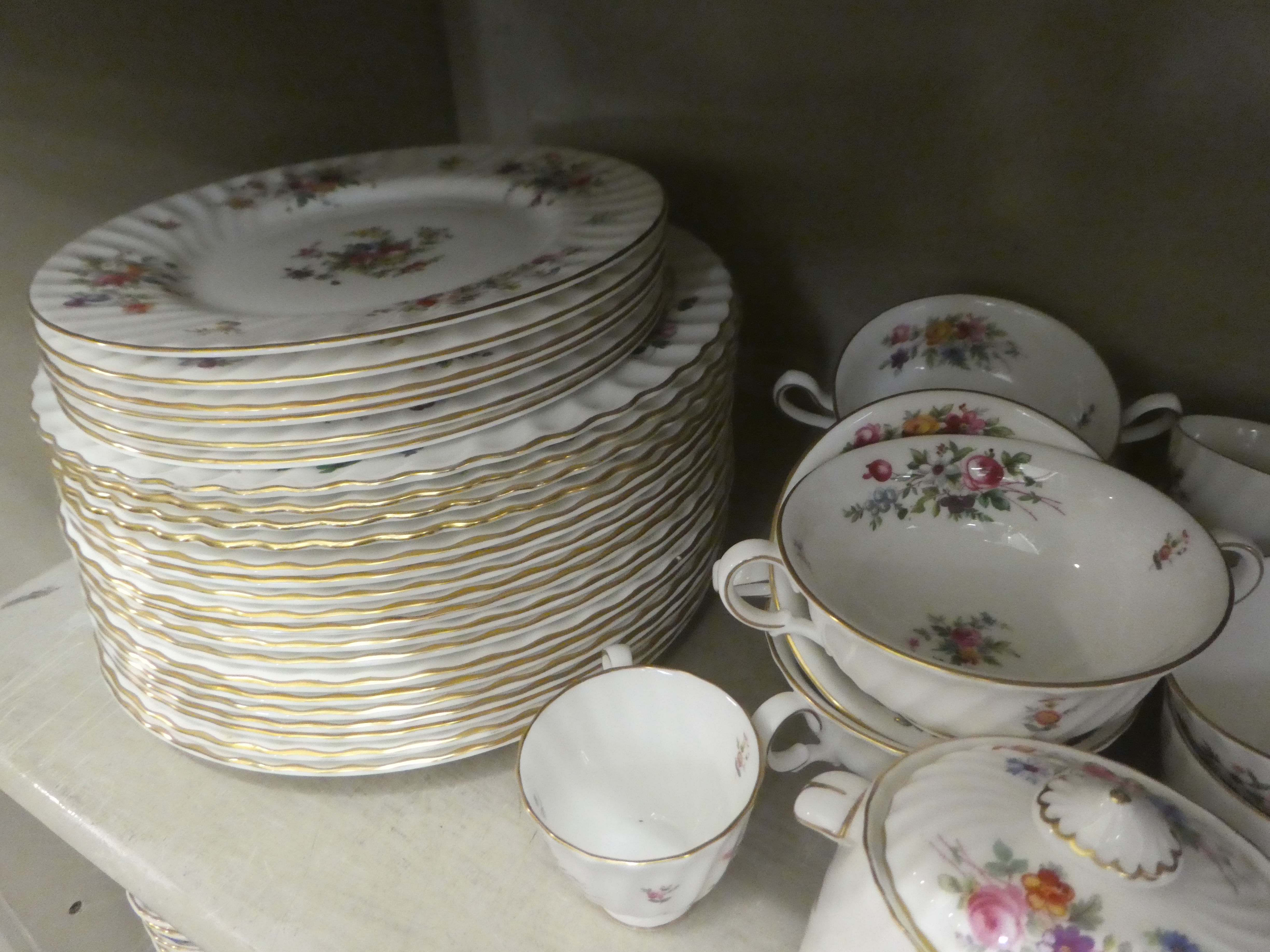 A Minton china Marlow pattern tea/dinner service - Image 2 of 9