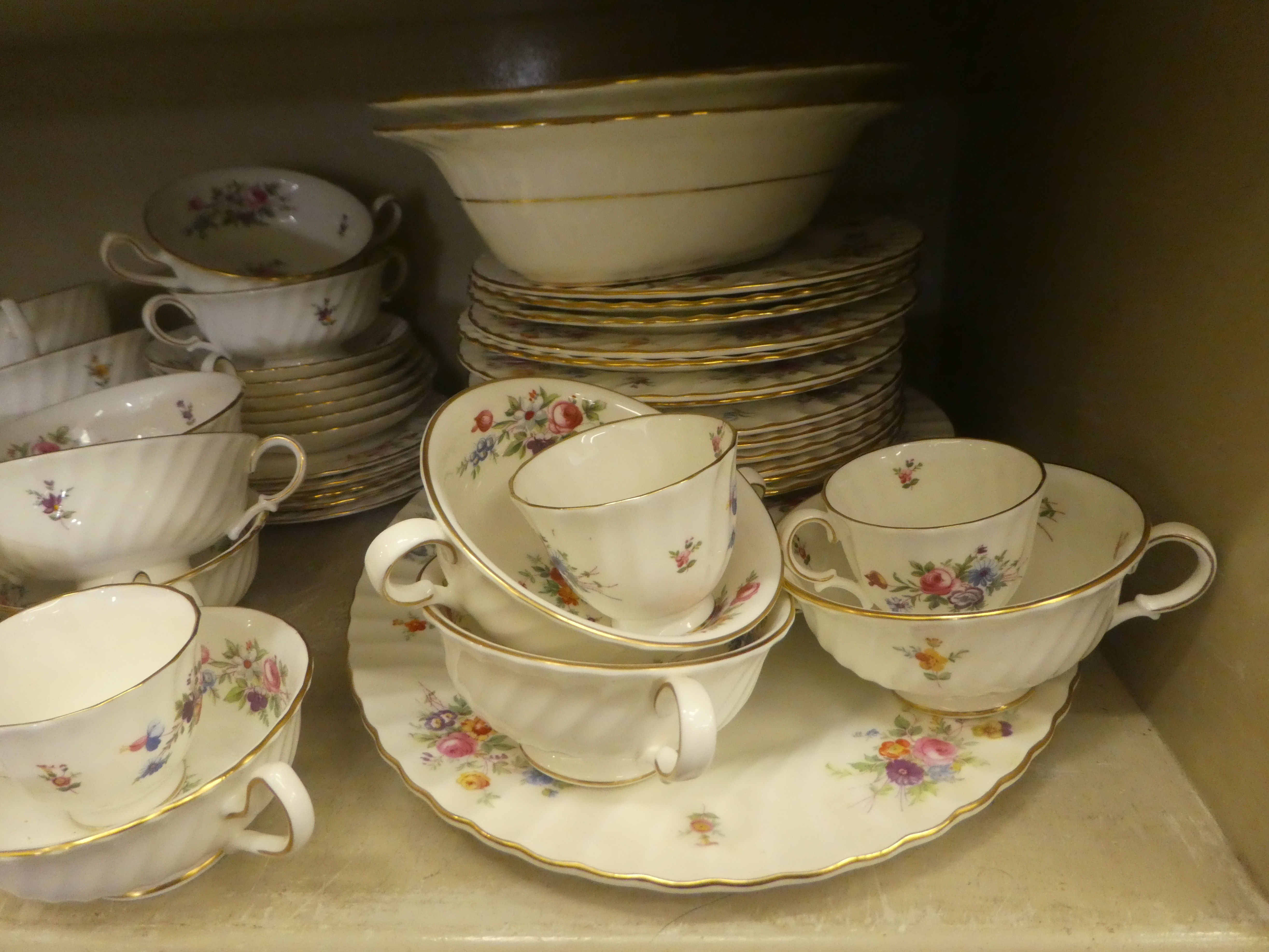 A Minton china Marlow pattern tea/dinner service - Image 5 of 9