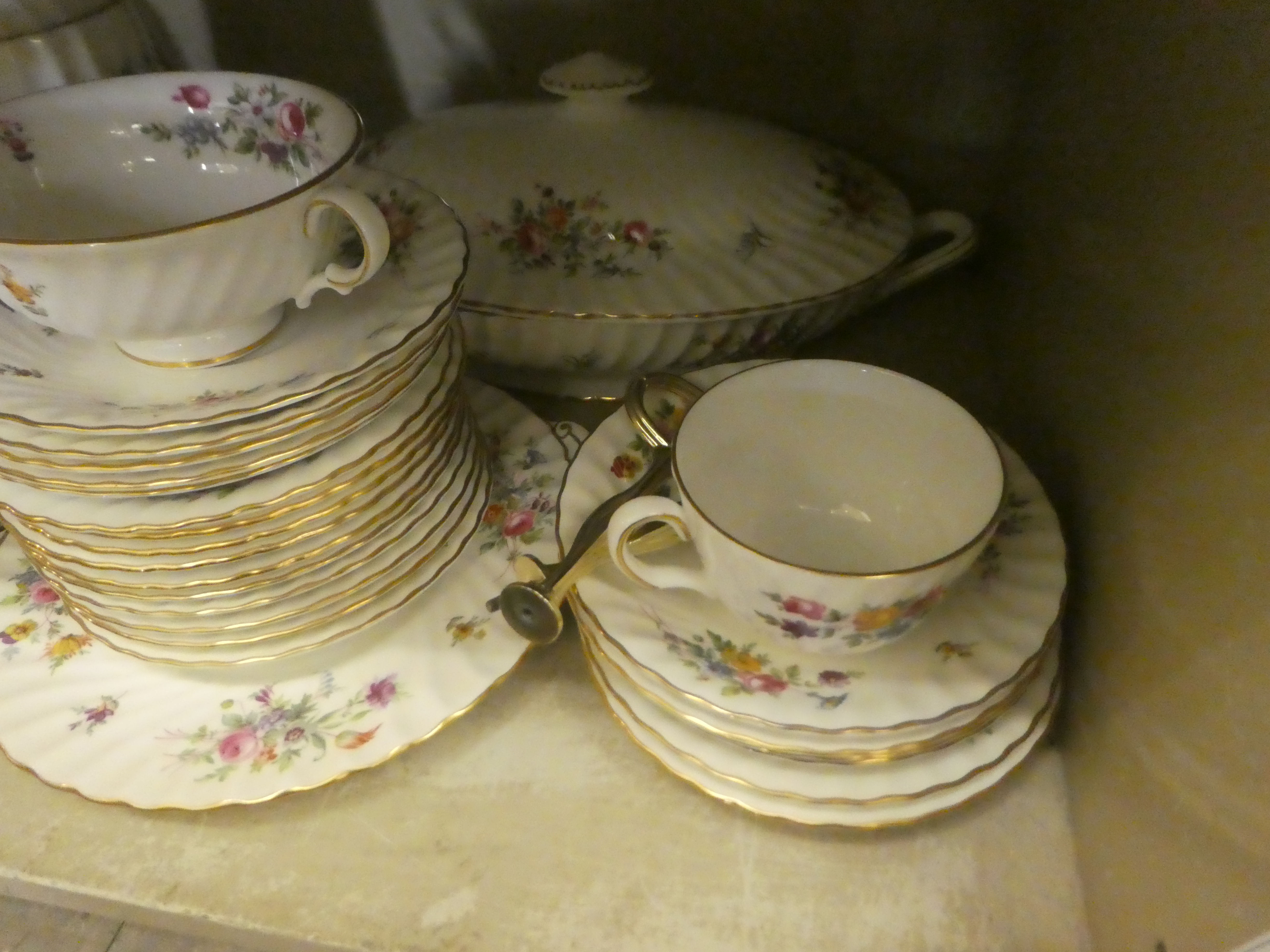 A Minton china Marlow pattern tea/dinner service - Image 9 of 9