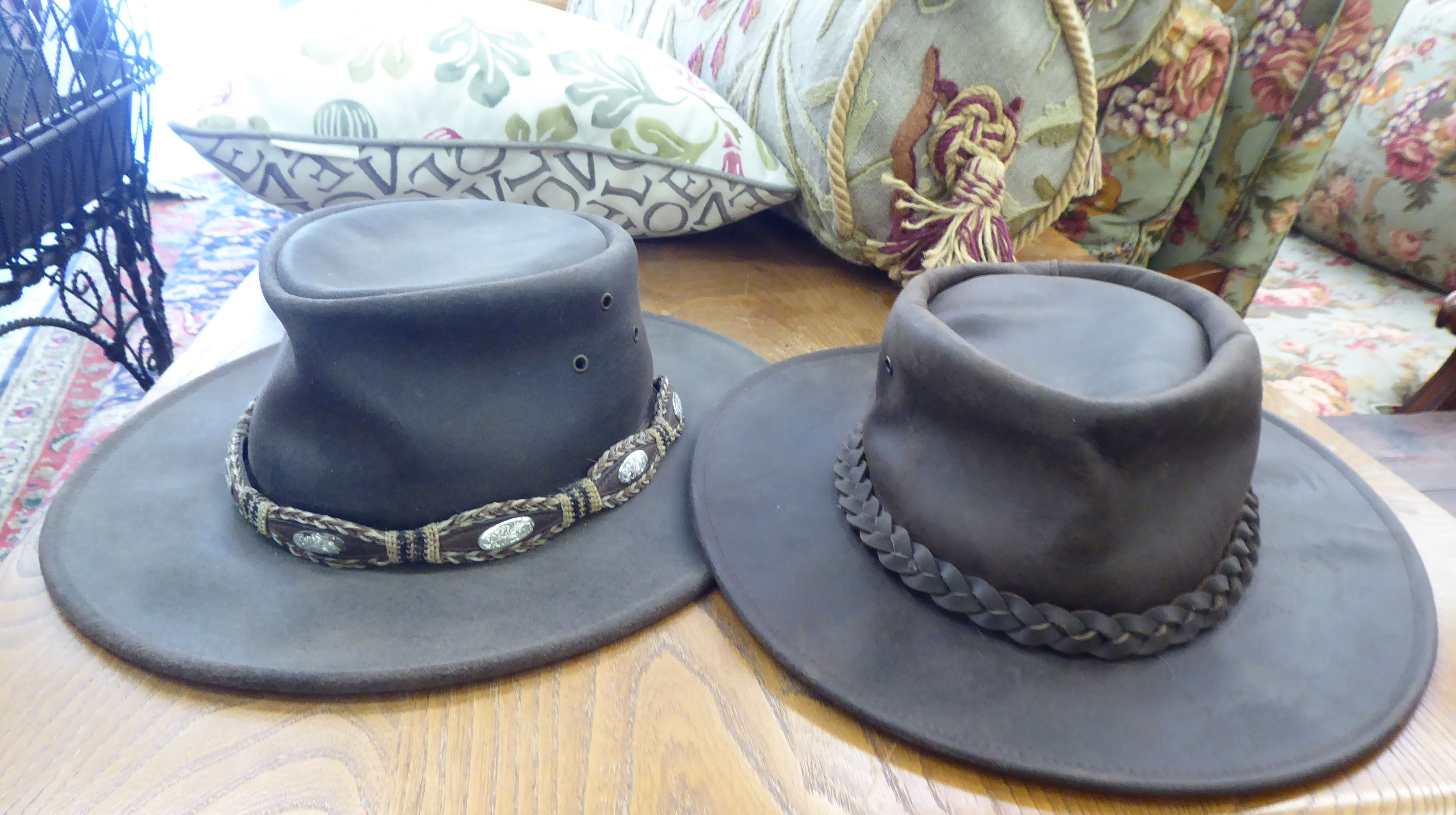 A selection of felt, hide and other hats - Image 7 of 9