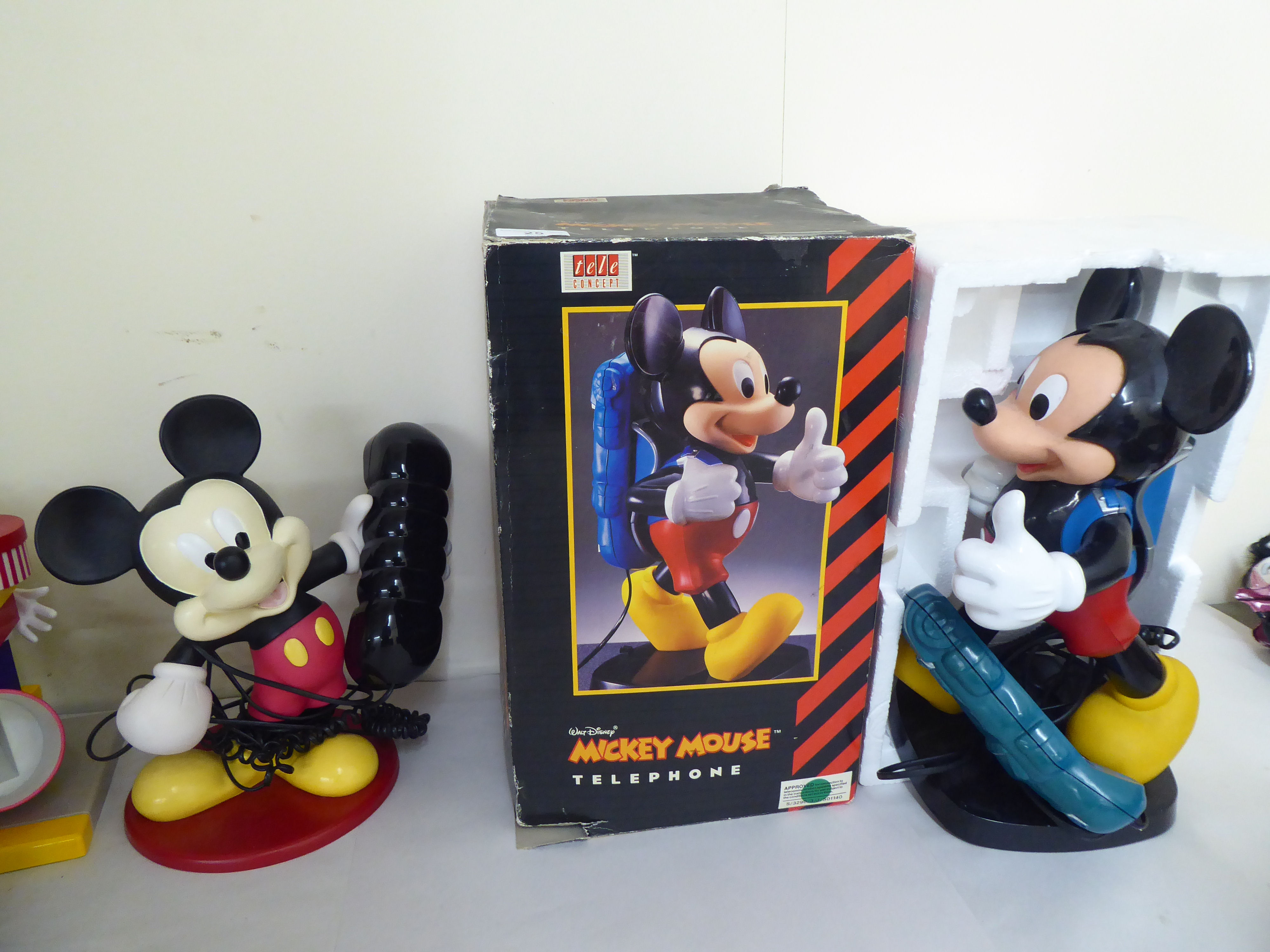 Novelty items and giftware: to include a Mickey Mouse themed telephone  boxed - Image 10 of 14