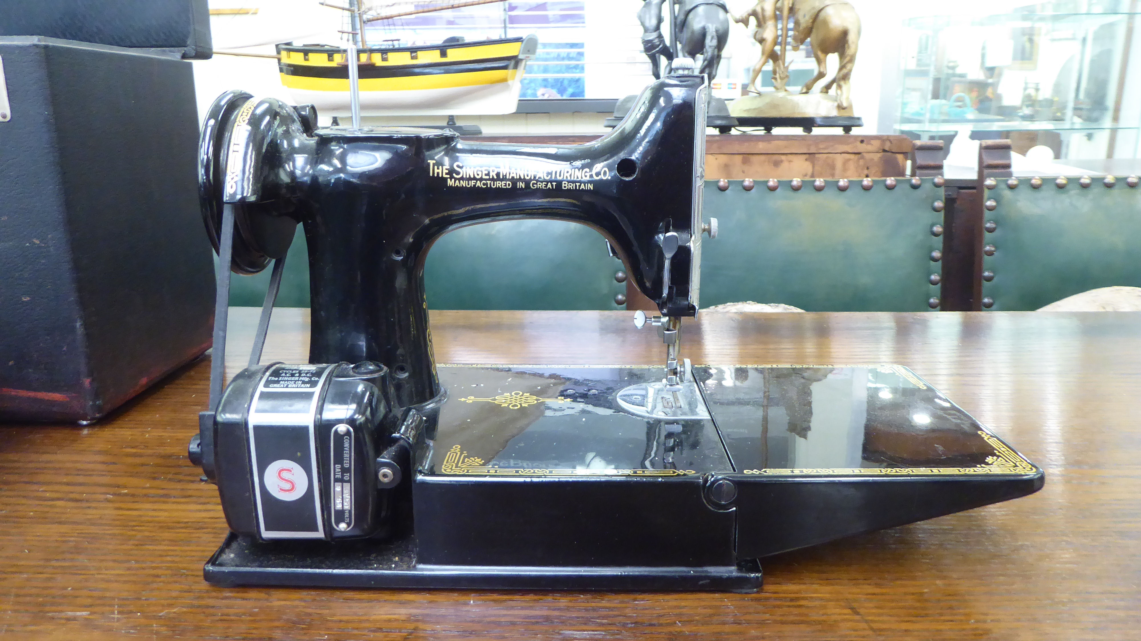 An electrically powered Singer sewing machine  boxed with accessories - Image 2 of 6