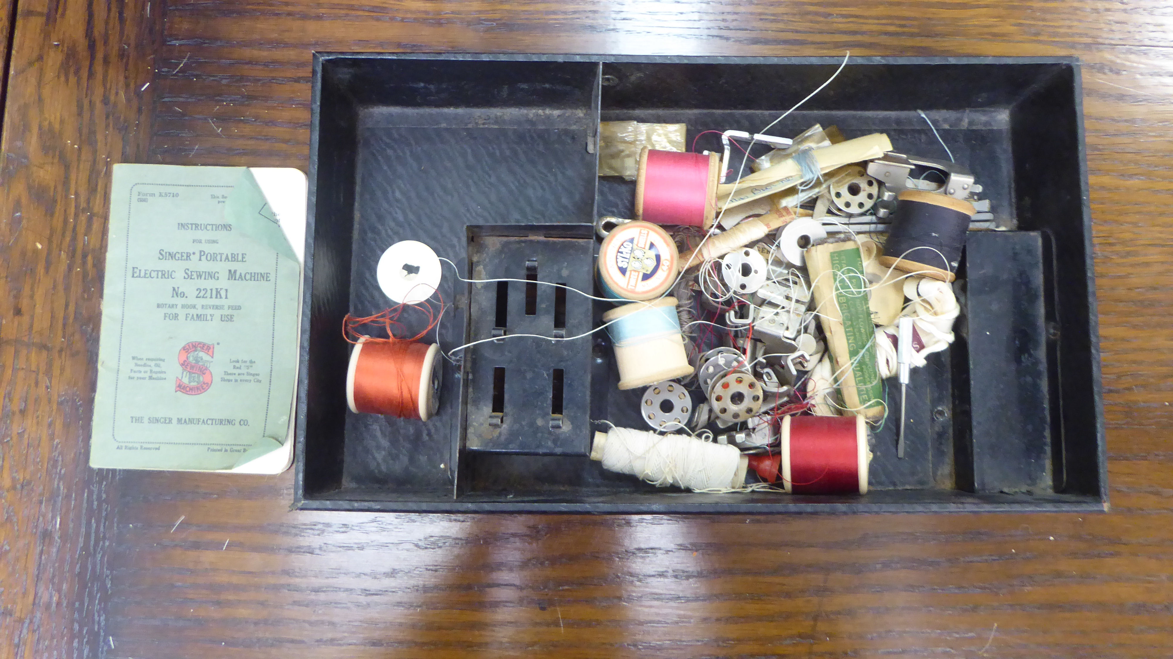 An electrically powered Singer sewing machine  boxed with accessories - Image 6 of 6