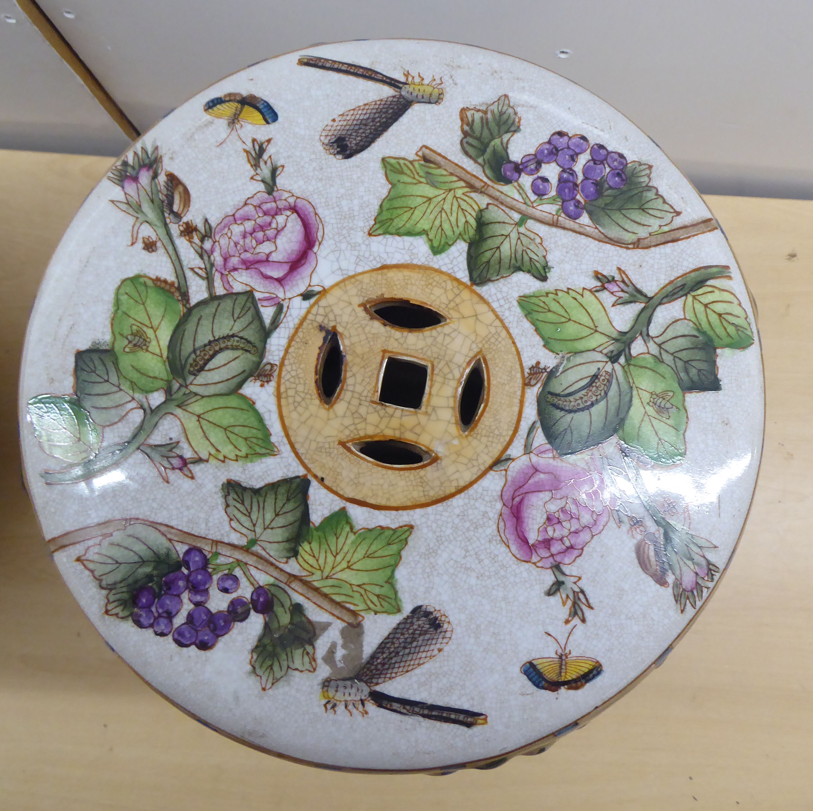 A pair of 19thC Chinese style ceramic barrel stools, decorated in colours with mixed flora, - Bild 4 aus 5