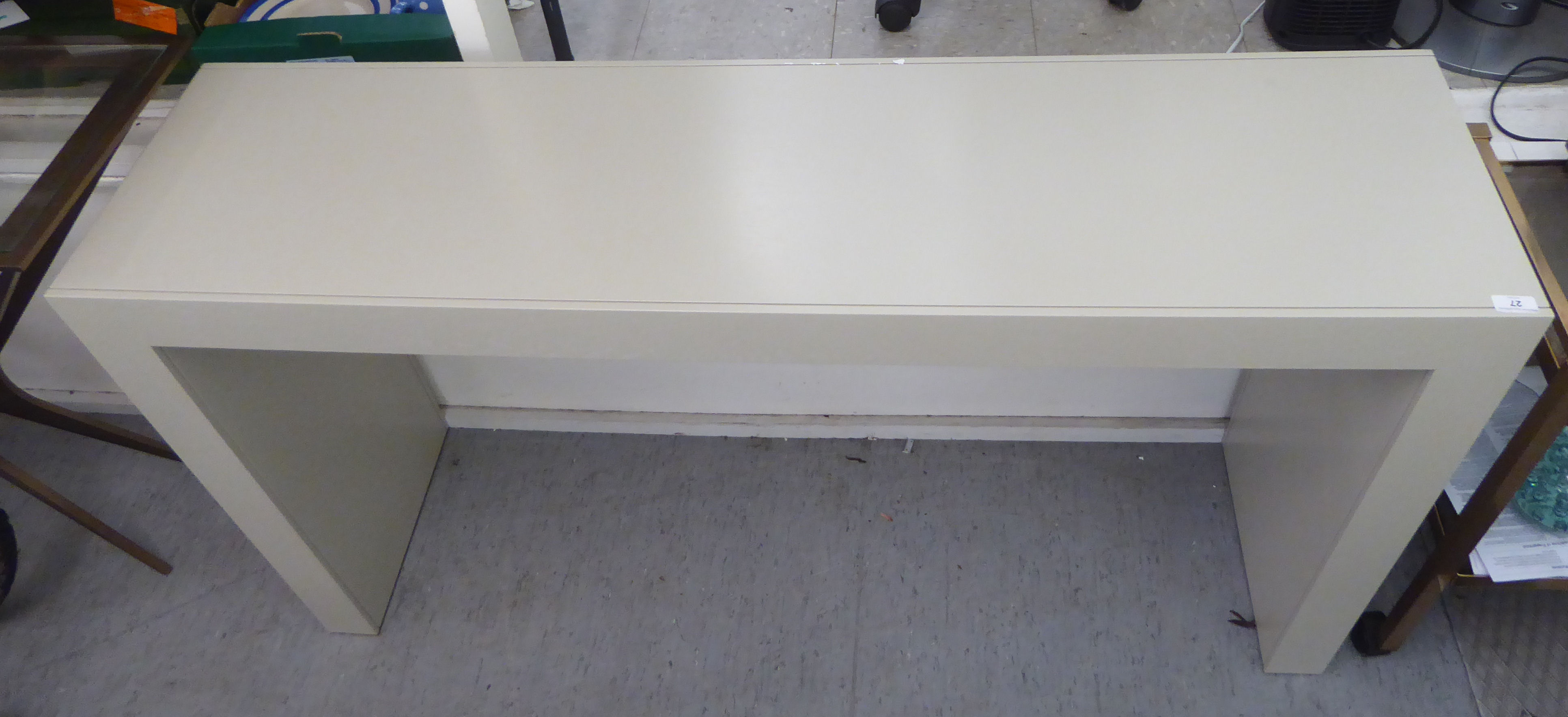 A modern grey painted trestle end console table  32"h  59"w - Bild 2 aus 2