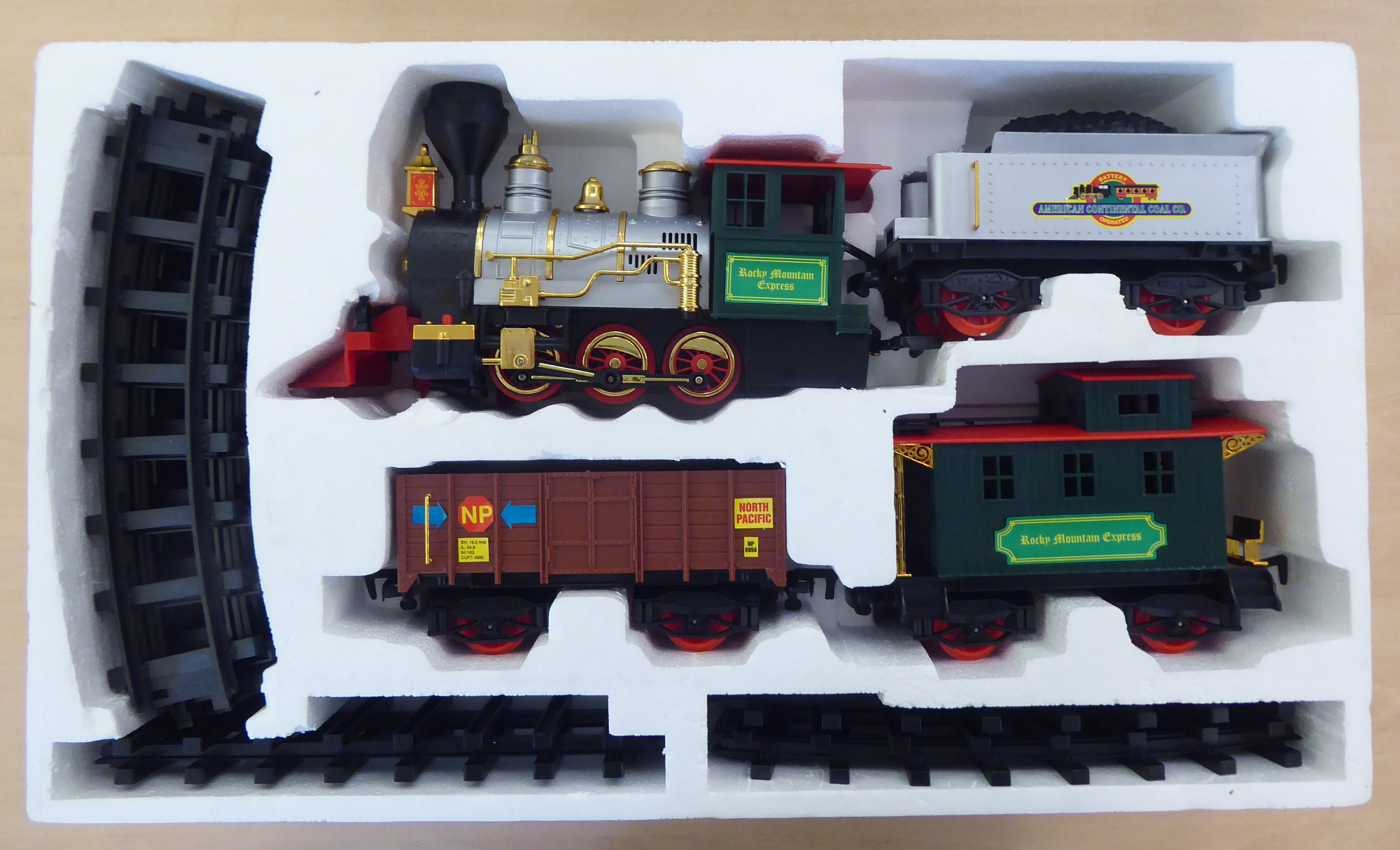 A Rocky Mountain battery operated train set, comprising a locomotive and tender, two carriages and - Image 2 of 2