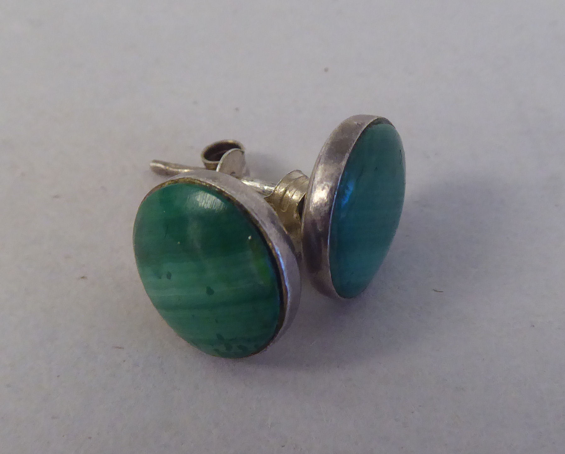 Three pairs of white metal earrings, viz. one pair set with malachite cabochons  stamped 925; - Image 2 of 6