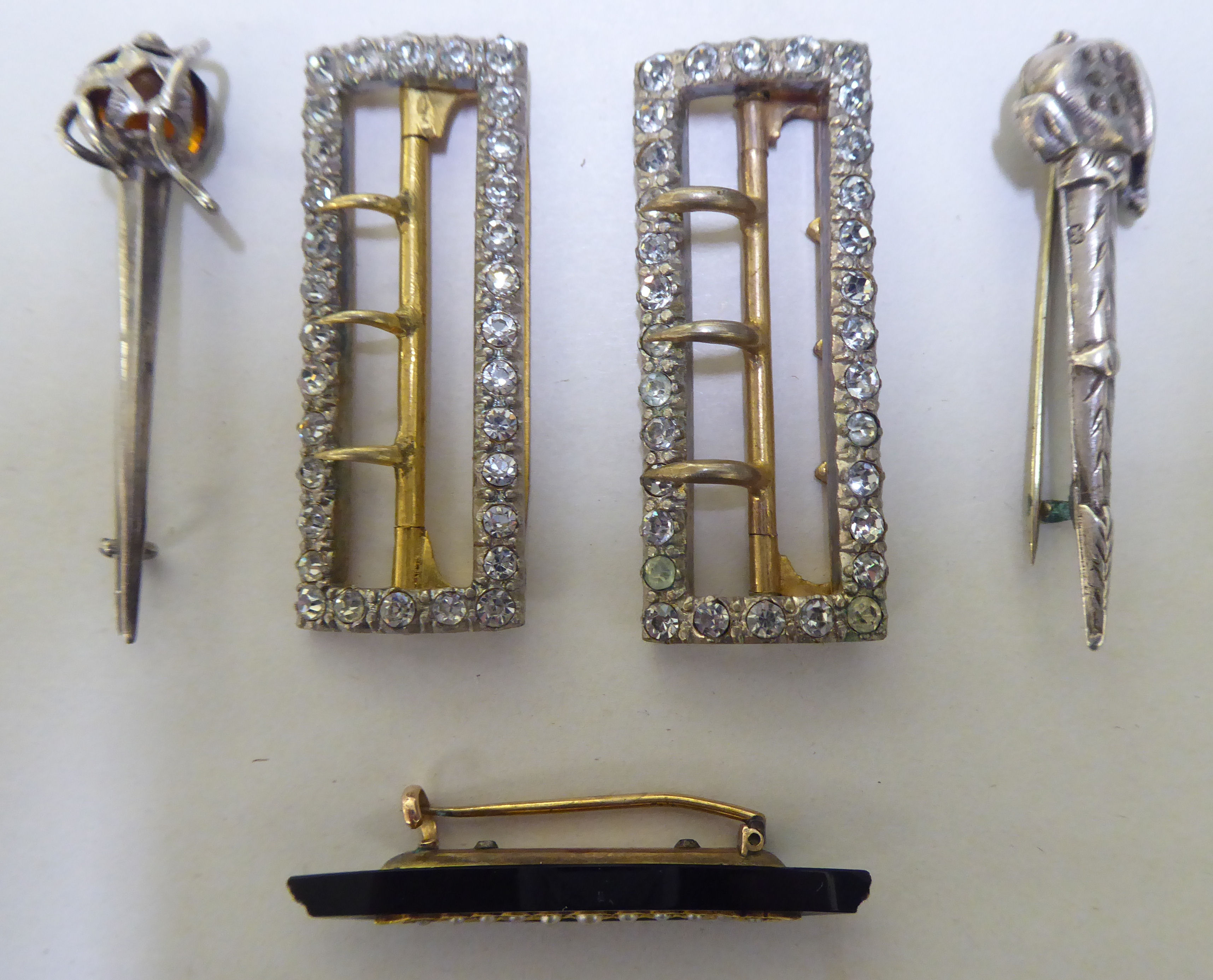 Jewellery: to include a late Victorian black and yellow metal brooch, set with seed pearls