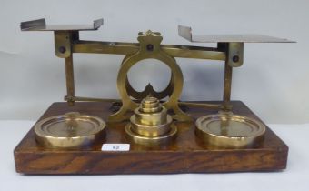 Late Victorian S.Mordan & Co, London, lacquered brass beam balance postal scales, attached to an oak