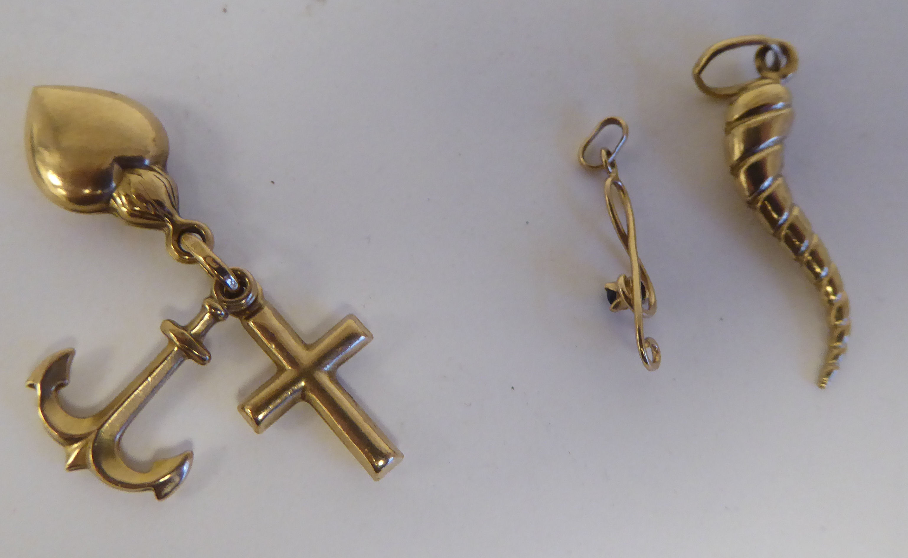 9ct gold charm bracelet accessories: to include examples fashioned as hearts; and an anchor - Image 2 of 2
