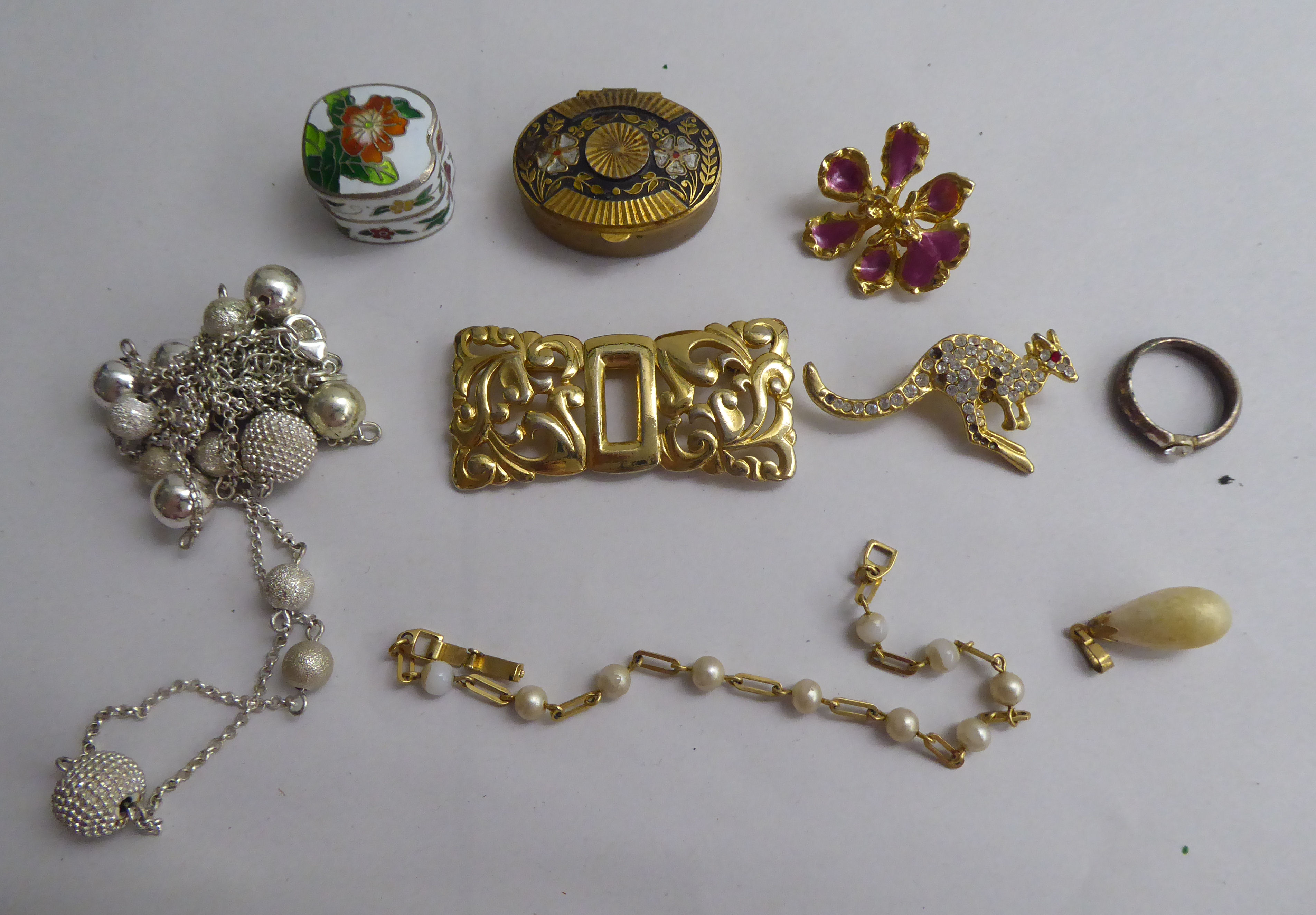 Costume jewellery and items of personal ornament: to include earrings and necklaces - Image 2 of 8