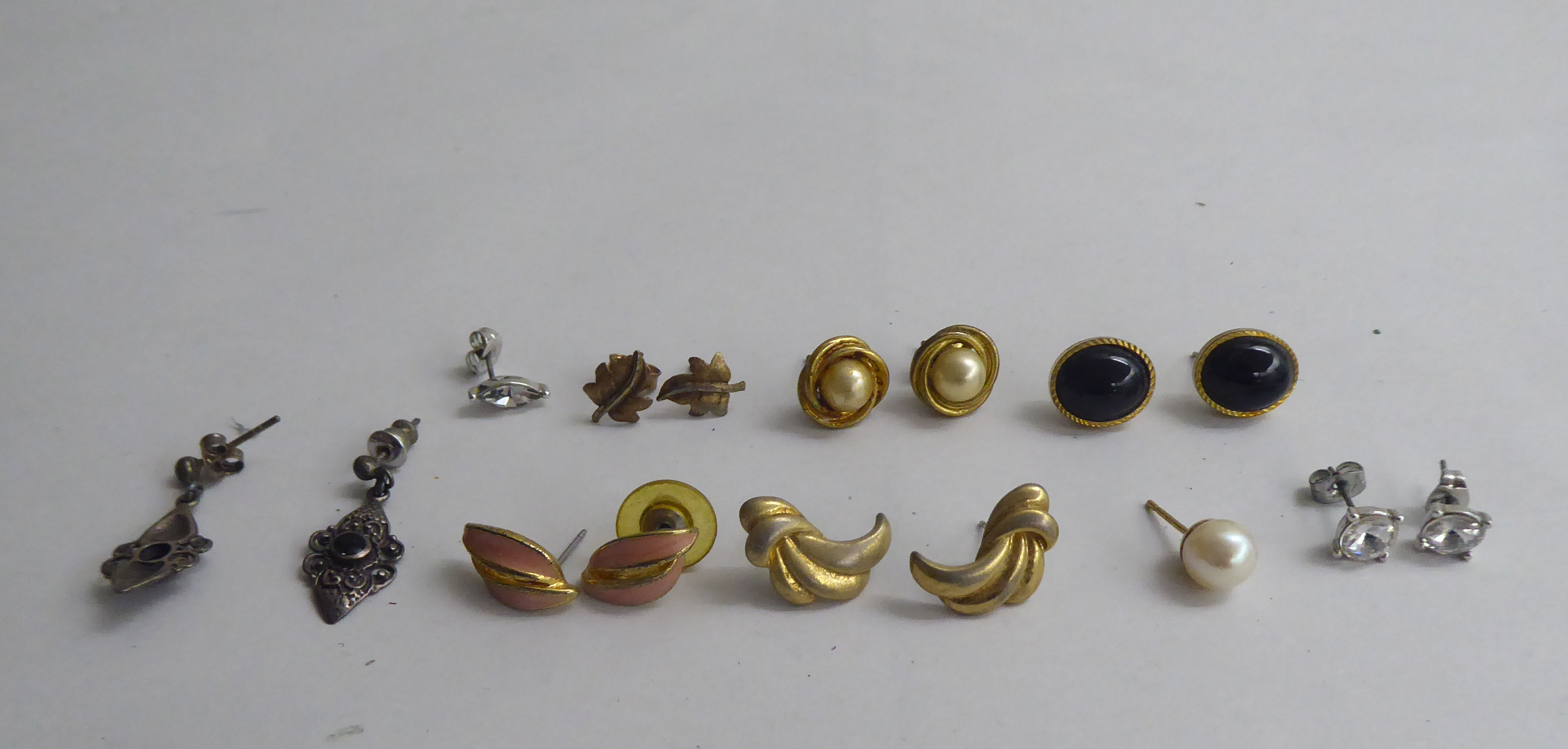 Costume jewellery and items of personal ornament: to include earrings and necklaces - Image 4 of 8