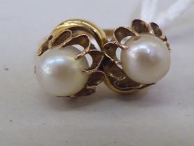 An 18ct gold crossover ring, set with two pearls