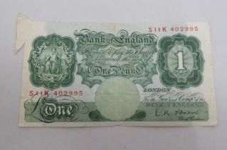 A British £1 note, serial no.S11K402995 with production error on the corner