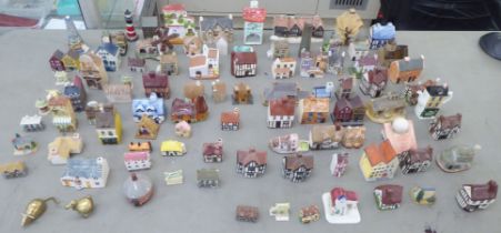 A mixed lot: to include a Heritage Houses pottery house  3"h