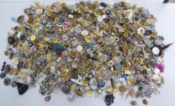 Costume jewellery, mainly brooches