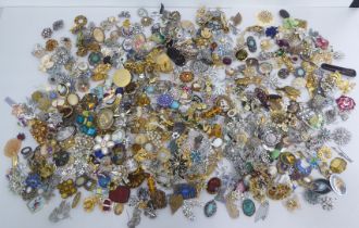 Costume jewellery, mainly brooches