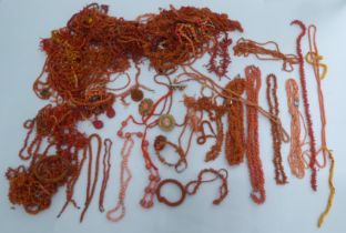 Coral jewellery, complete and loose fragments