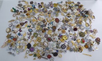 Costume jewellery, mainly brooches