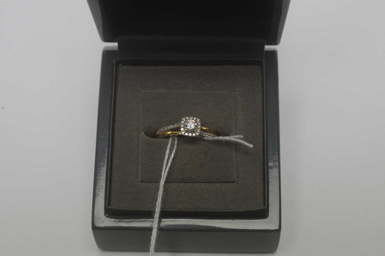 A diamond cluster ring, - Image 4 of 4