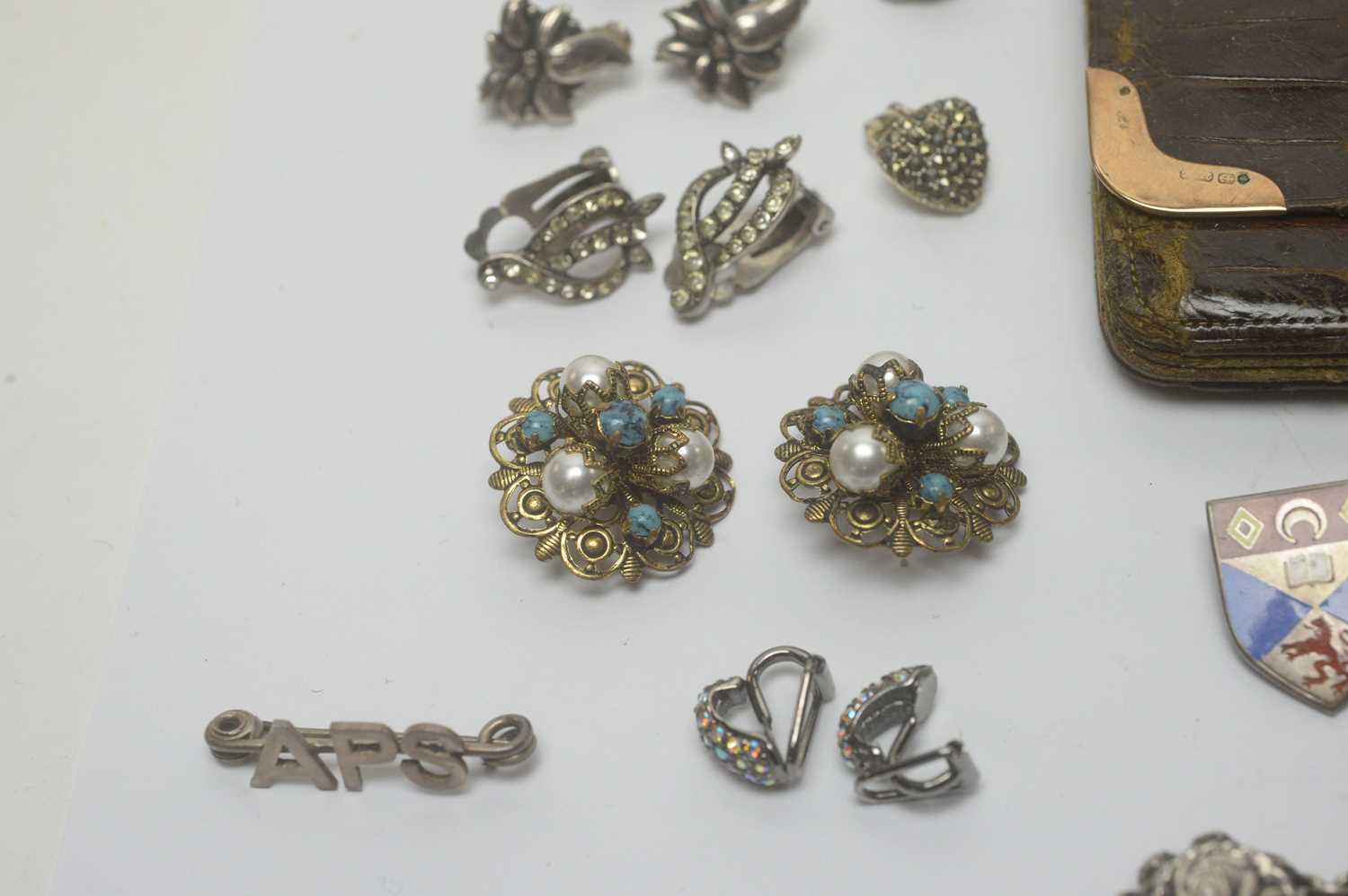 A selection of silver and costume jewellery, - Image 8 of 8