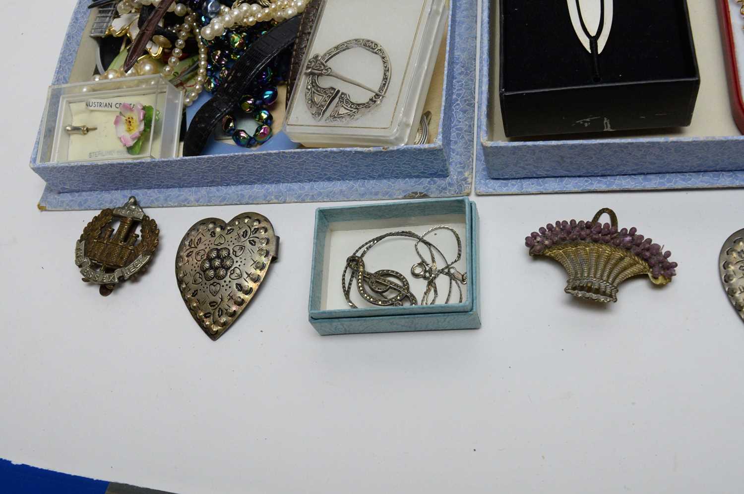 A large collection of costume jewellery; - Image 4 of 7