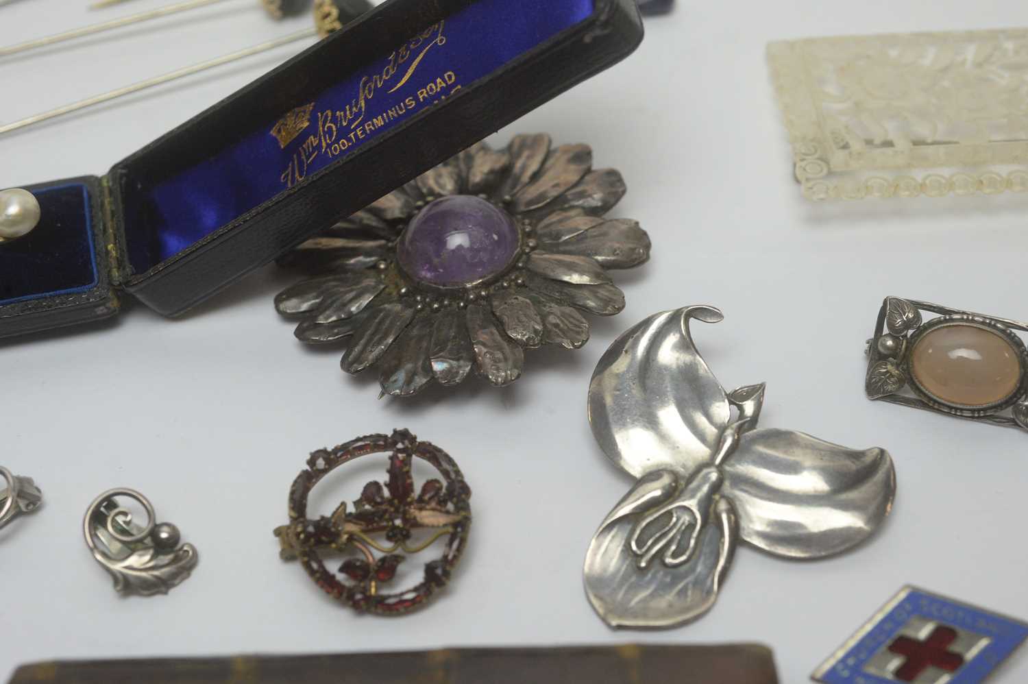A selection of silver and costume jewellery, - Image 4 of 8