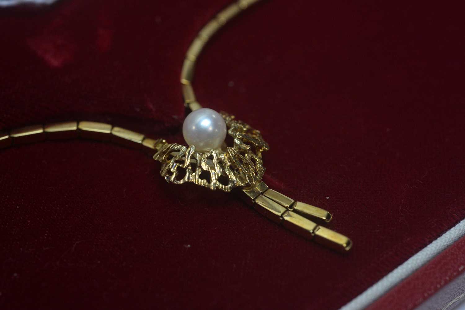 A 14ct yellow gold and cultured pearl necklace - Image 2 of 4