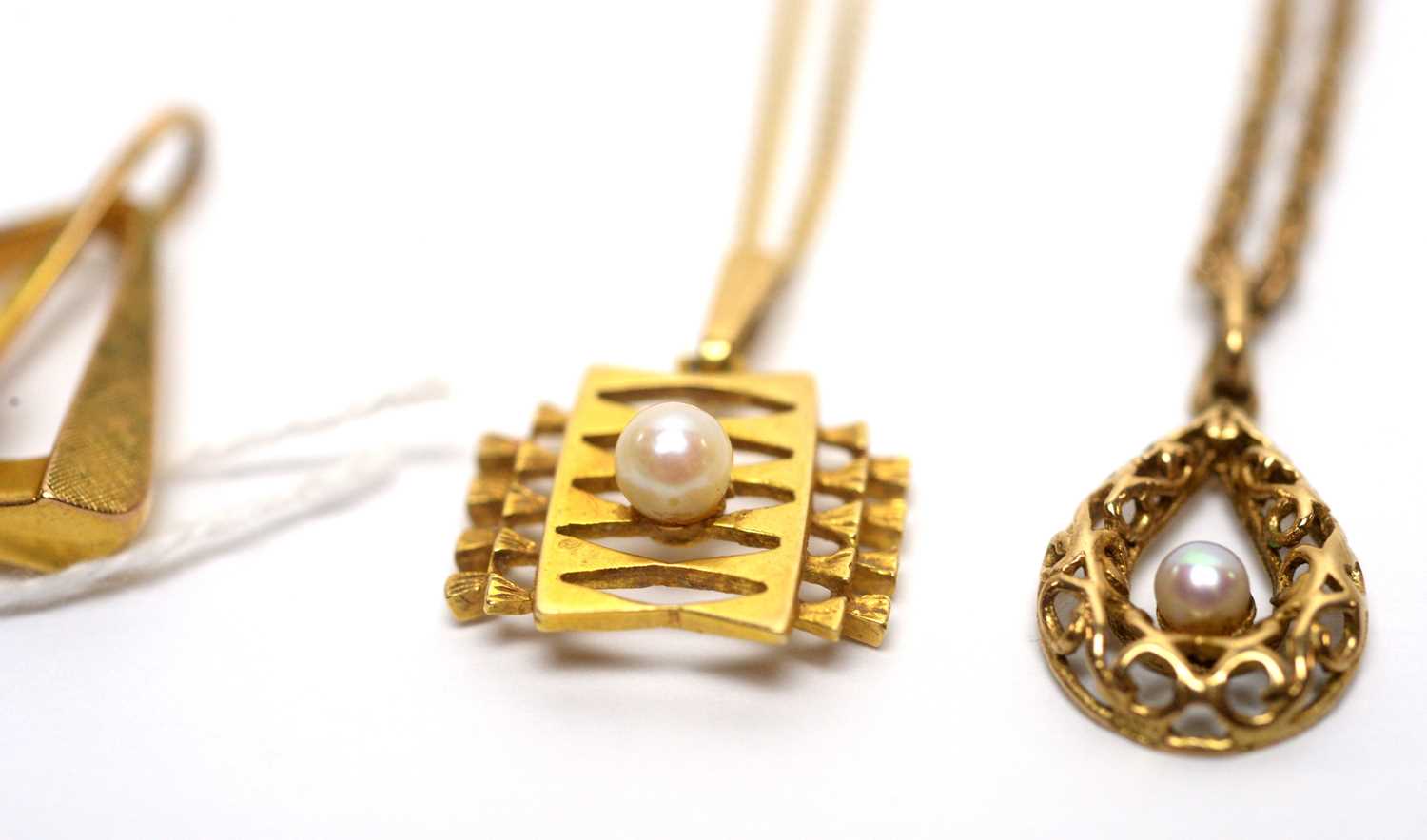 Three cultured pearl pendants, - Image 4 of 7