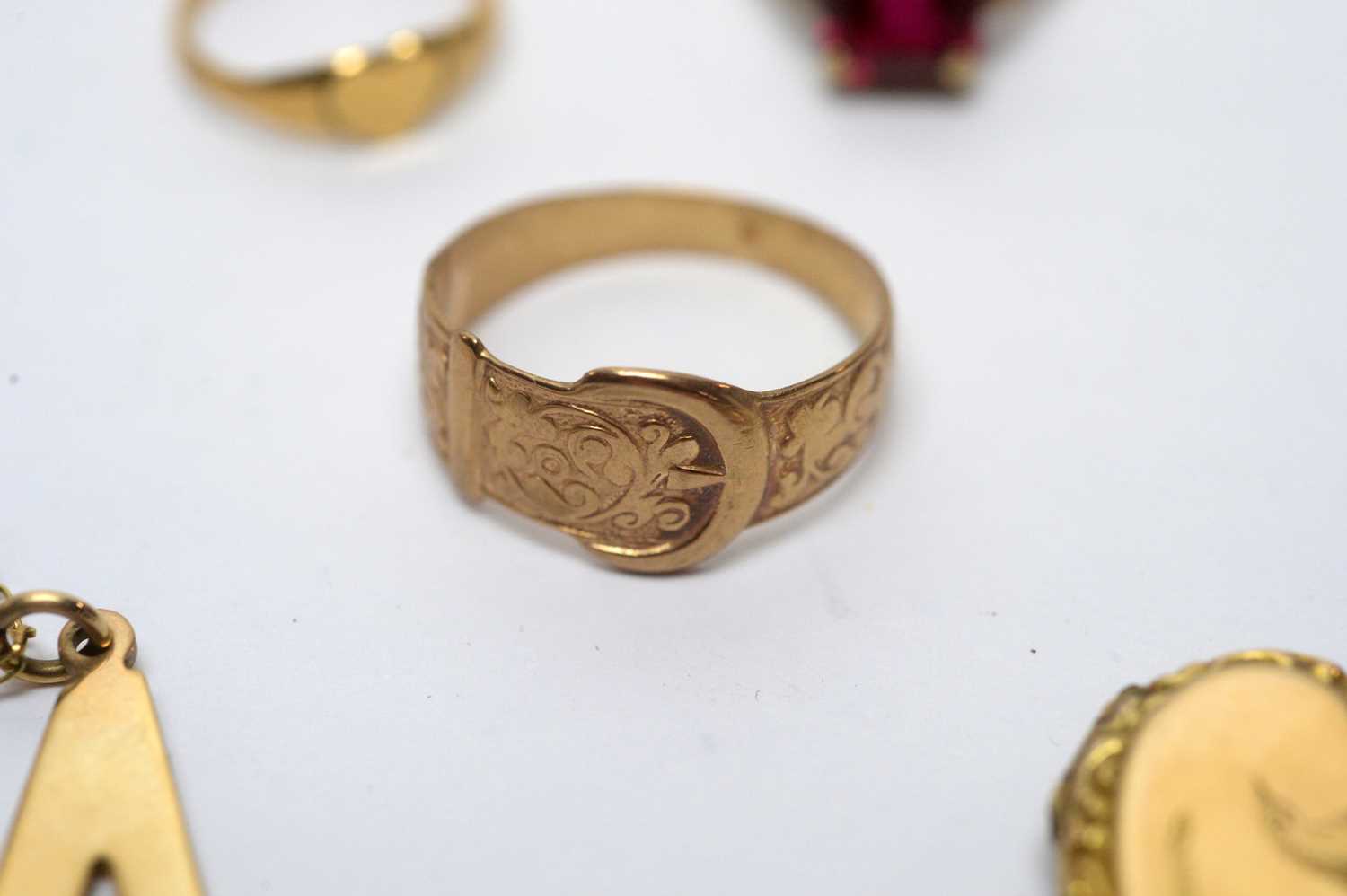 A selection of gold jewellery, - Image 3 of 6