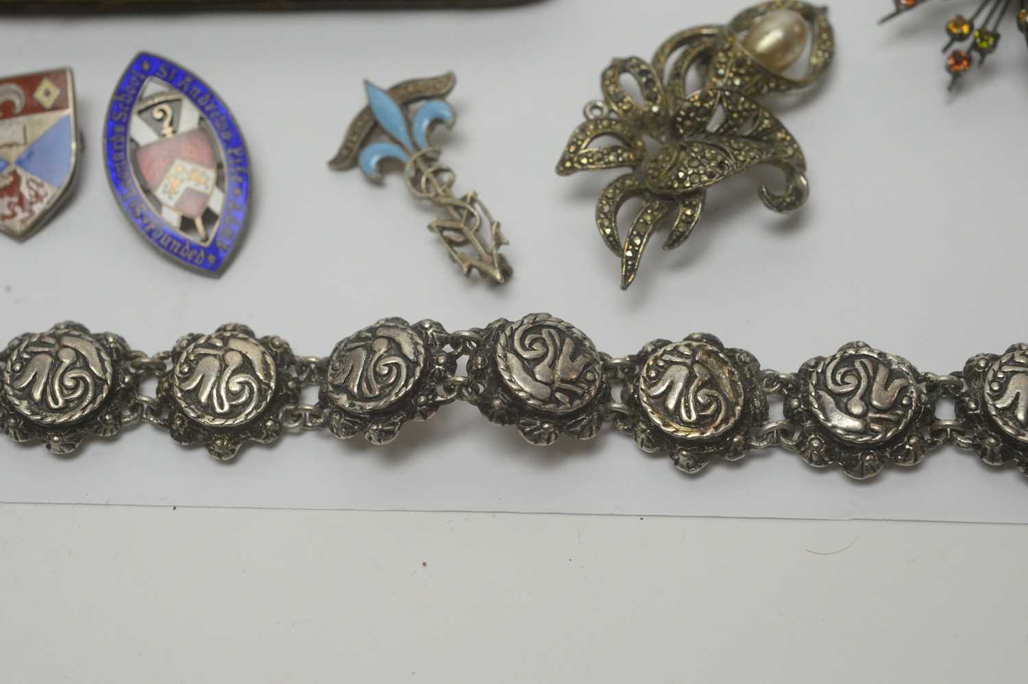 A selection of silver and costume jewellery, - Image 7 of 8