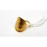 An Edward VII gold half sovereign ring,
