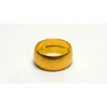A 22ct yellow gold wedding ring,