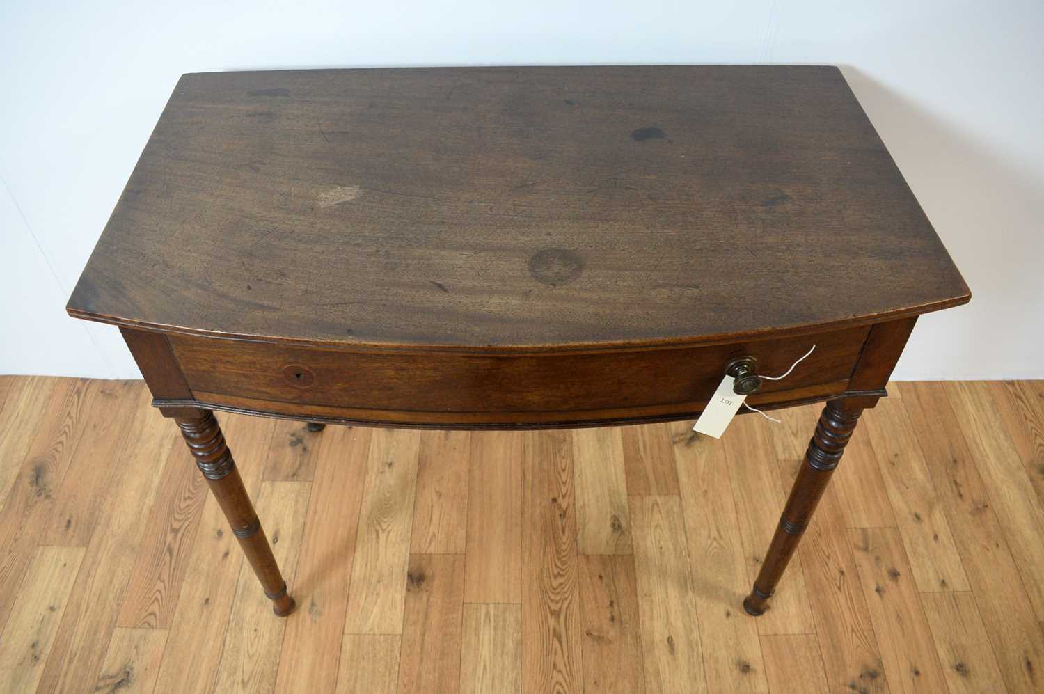 A 19th century bowfront side / hall table - Image 5 of 6