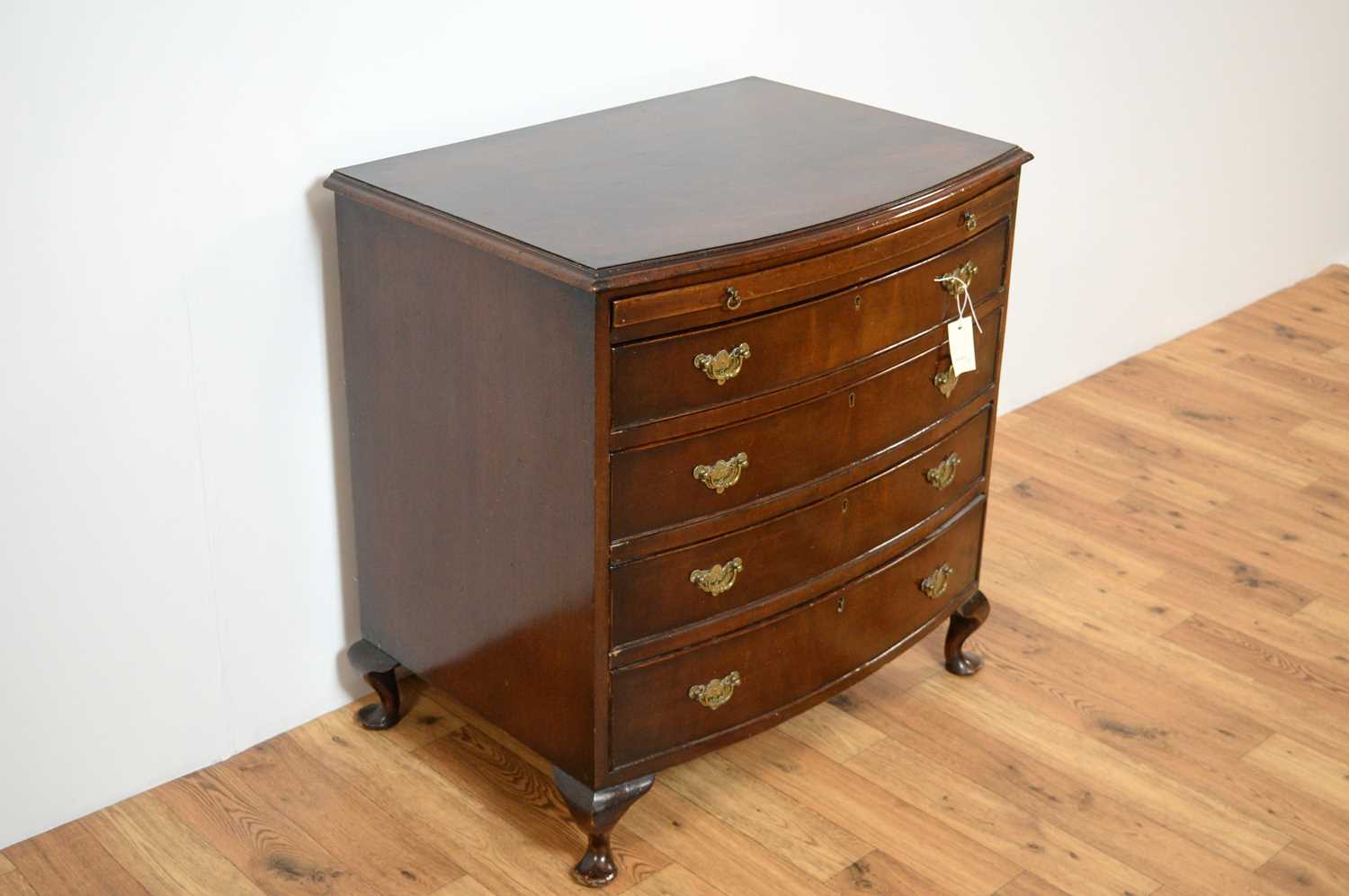 A 20th Century Georgian-style bachelors mahogany bow chest of drawers - Image 5 of 9