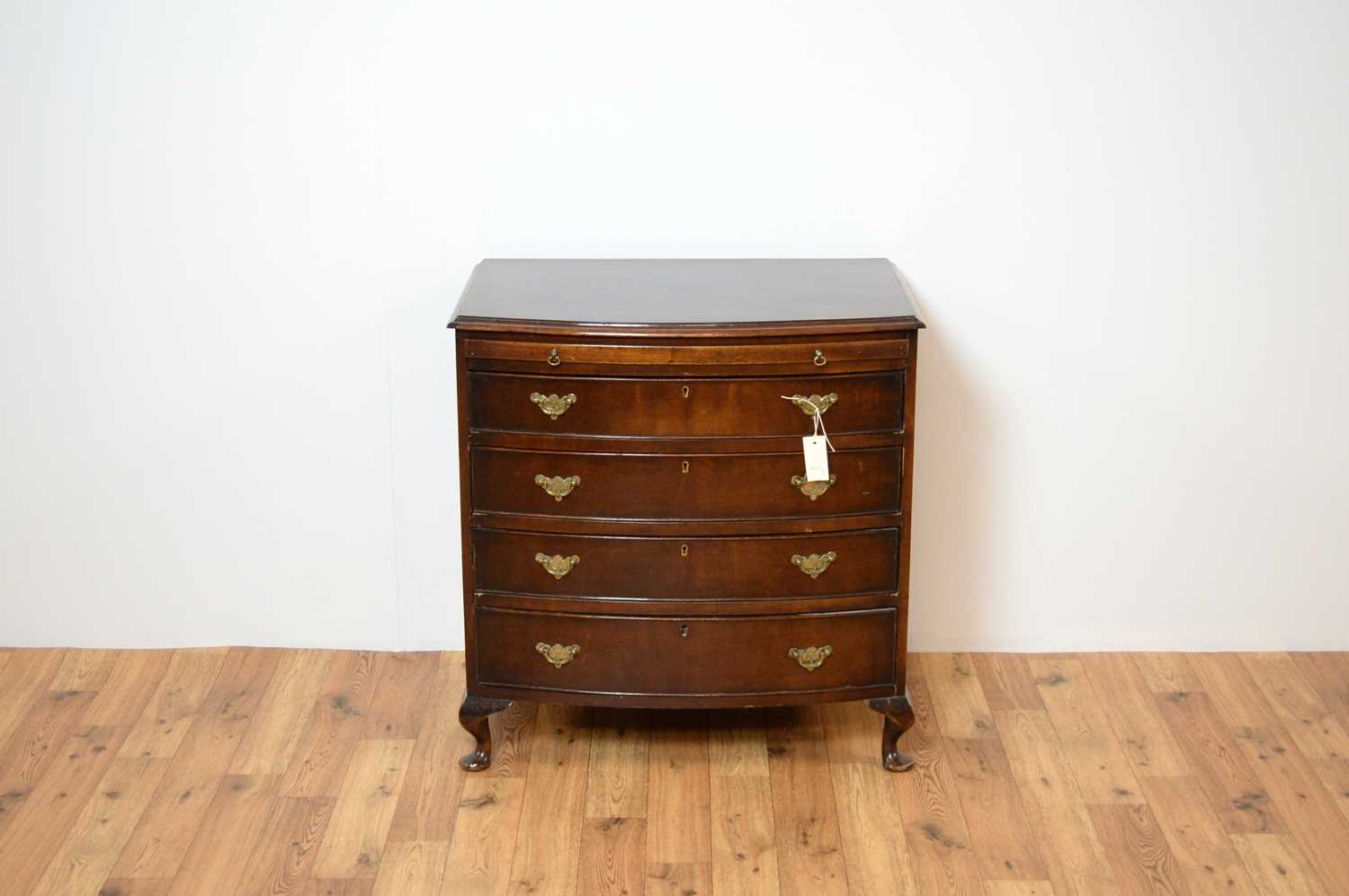 A 20th Century Georgian-style bachelors mahogany bow chest of drawers - Image 2 of 9